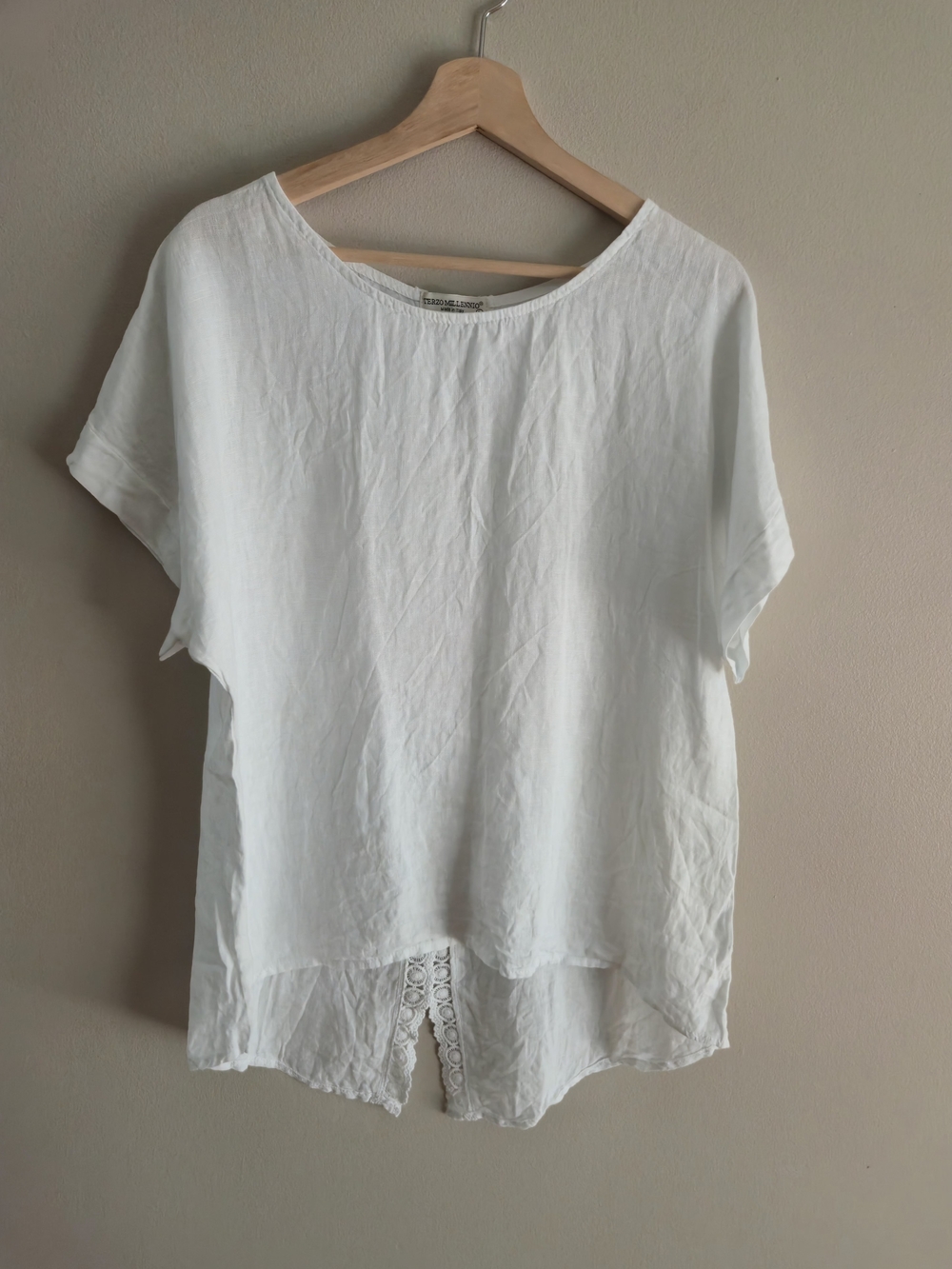 Terzo Millennio 100% Linen White Short Slvs Blouse Back Detail High Low Hemline